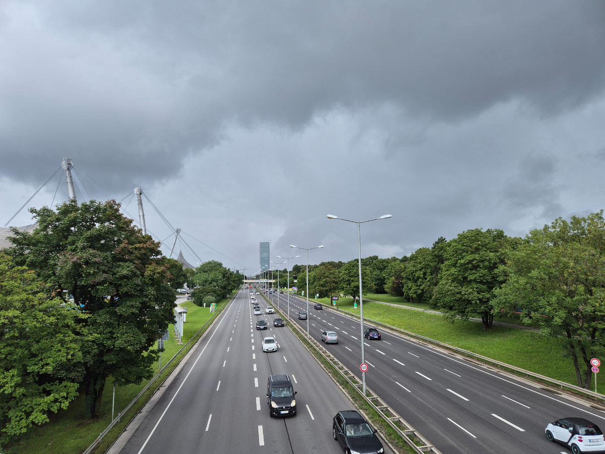 По дороге в Олимпийский центр, но не сегодня. Сегодня -  солнце. Мюнхен 
