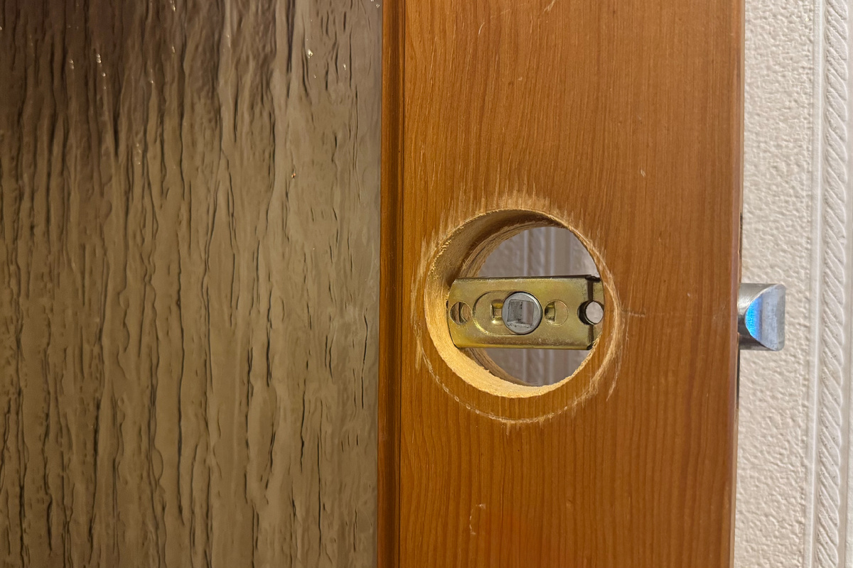 Первая ночь в родительской квартире: заперли себя и остались без еды. Отличный старт!