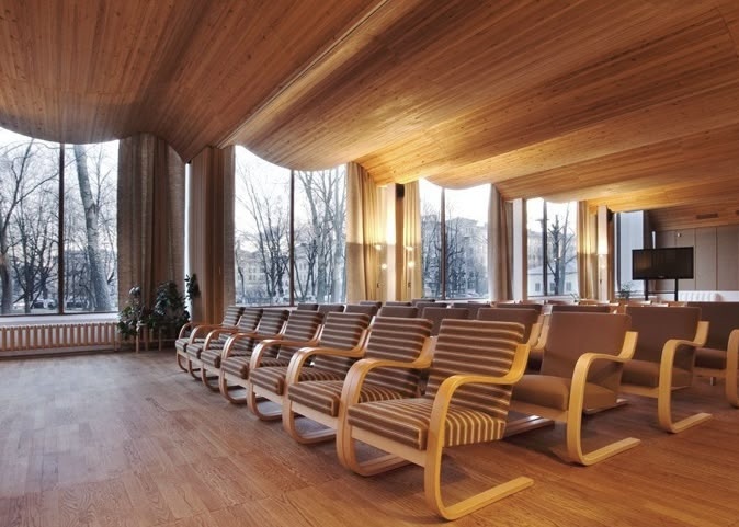 Зал с волнистым потолком в библиотеке Аалто в Выборге.