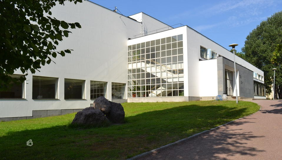 Здание библиотеки - прекрасный образец функциональности.