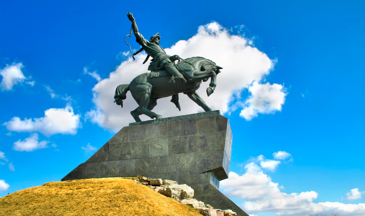 Памятник Салавату Юлаеву — визитная карточка Уфы и самая большая конная статуя в Европе.Фото: Art Konovalov / Shutterstock.com
