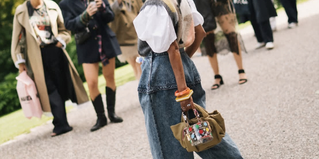 Как выглядят модные приемы и вещи на женщинах 55 +