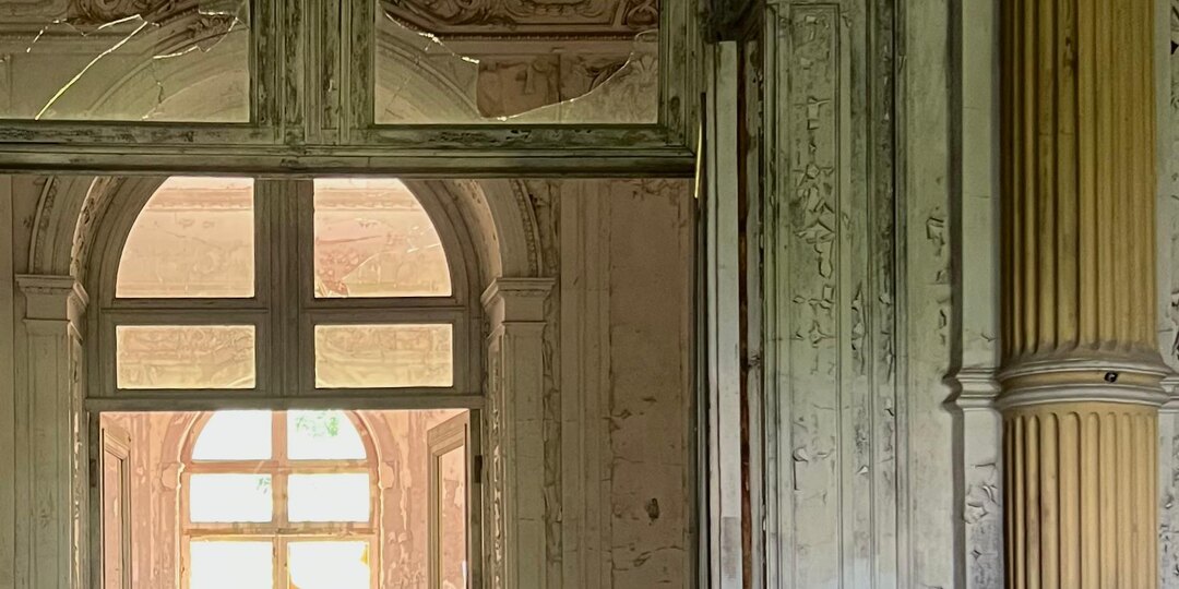 Небанальные выходные в Санкт-Петербурге: царские заброшки и старинные парадные