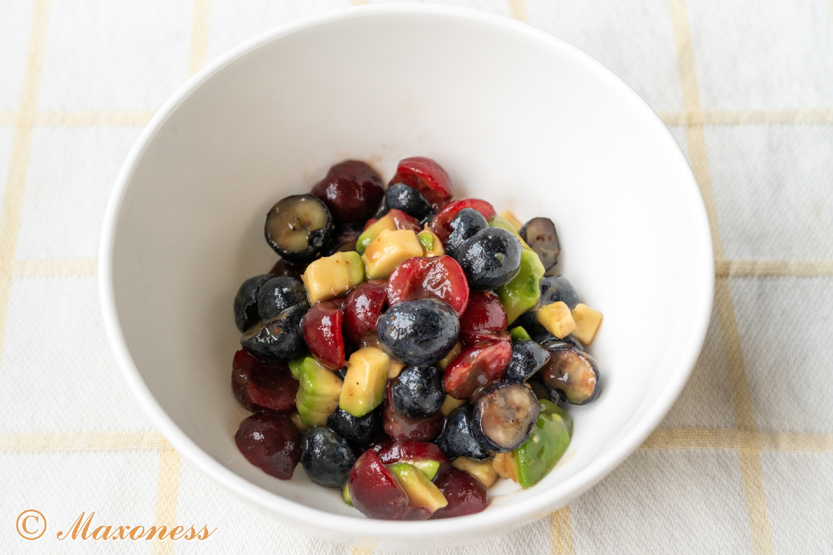 Салат с вишней, авокадо и голубикой