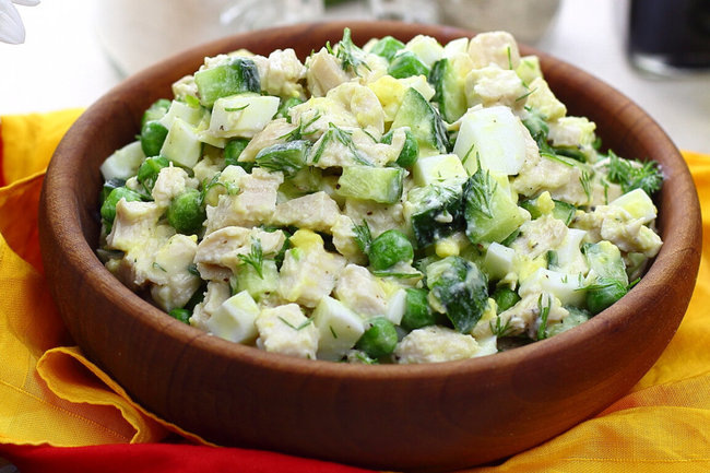    Картофельный салат с чесноком и огурцами