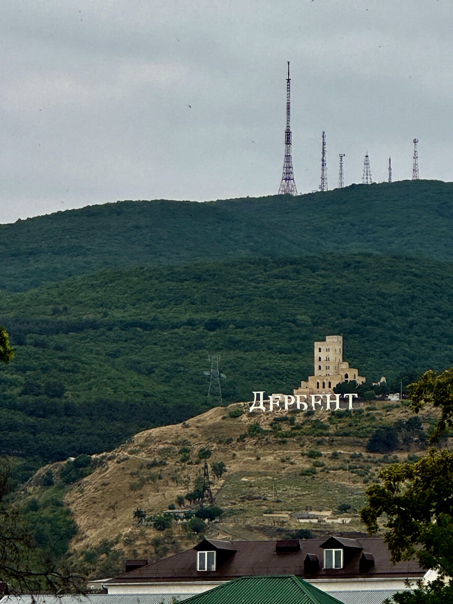Дербент. Вид на горы. Фото автора.