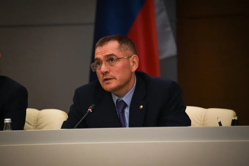 «Когда газовик приходит к вам в квартиру, его не то, что не пускать, ему радоваться надо. И оказывать полное содействие. Это ваша безопасность», — пожурил собственников Александр Тыгин. Фото: prav.tatar.ru