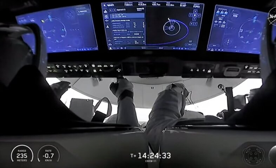 Экипаж Crew-11 контролирует процесс сближения. Фото: SpaceX