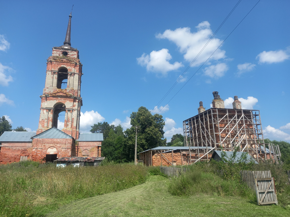 Церковь и колокольня в Дольском