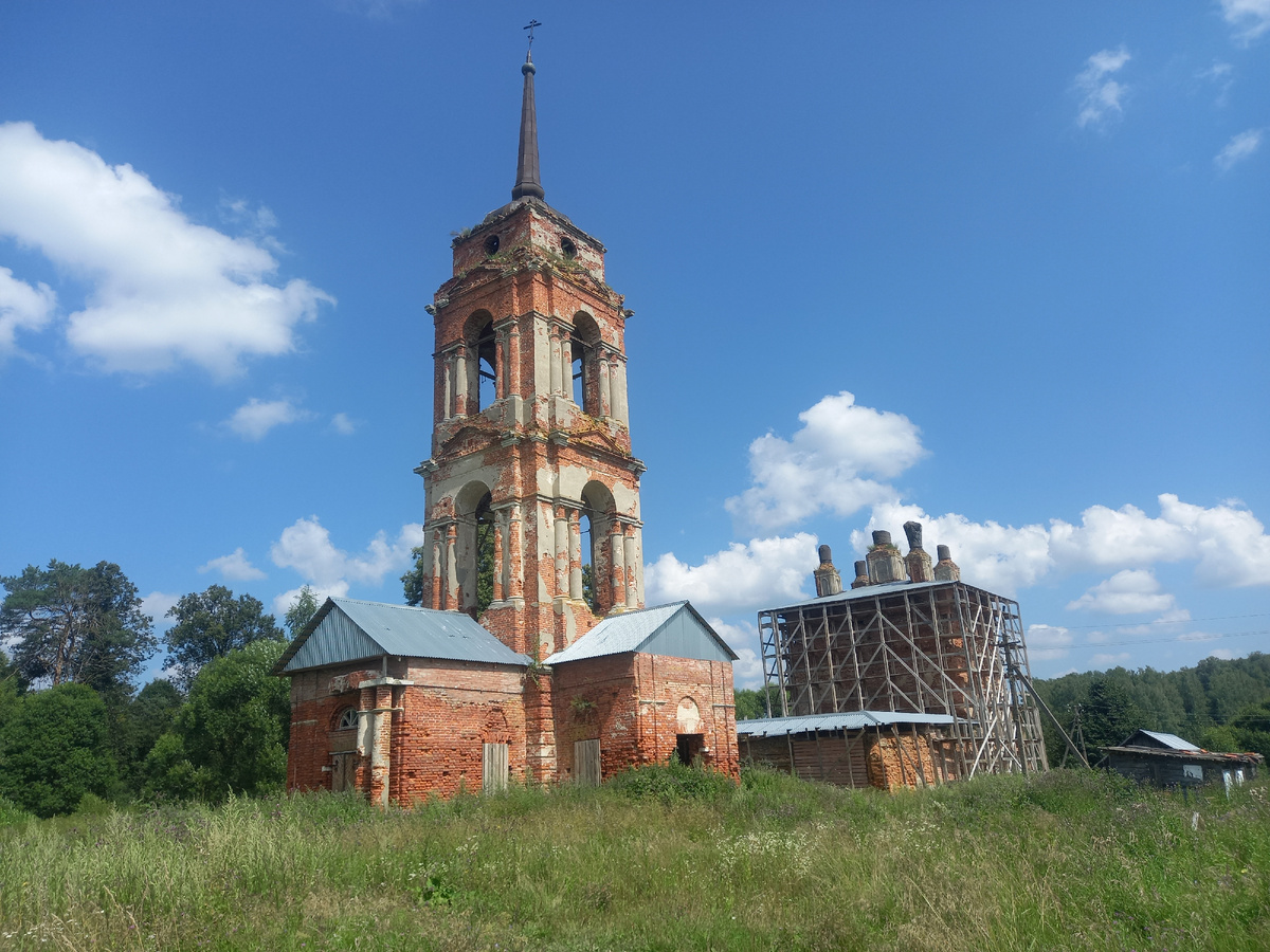 Вид церкви и колокольни с немного другого ракурса