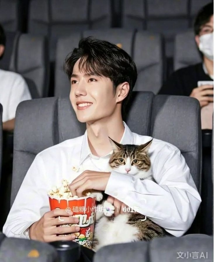 Мне говорит "Диета-диета", а сам попкорн в обе щеки трескает.