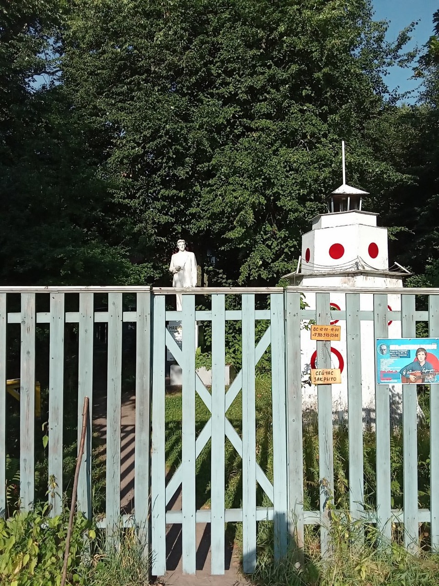 За забором Маяковский