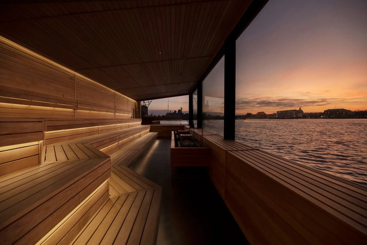 Использование многоуровневых полок в бане. А также панорманое остекление, которое создает ощущение единения с природой.