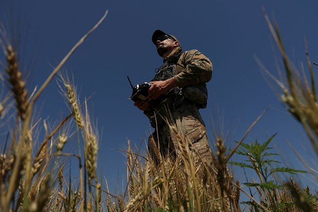    Украинские военнослужащие управляют разведывательным БПЛА вблизи линии фронта. Фото: Sofiia Gatilova / Reuters