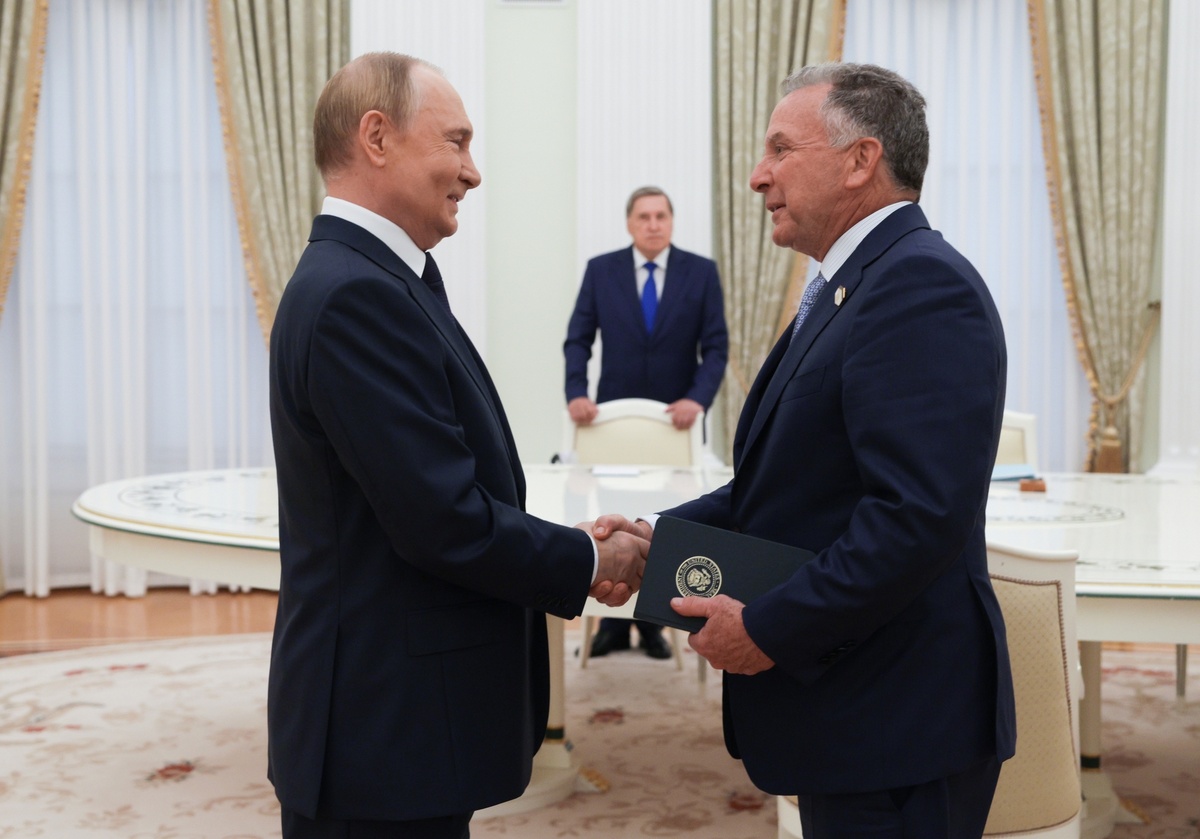     Президент РФ Владимир Путин и спецпосланник президента США Стивен Уиткофф / РИА Новости / Гавриил Григоров