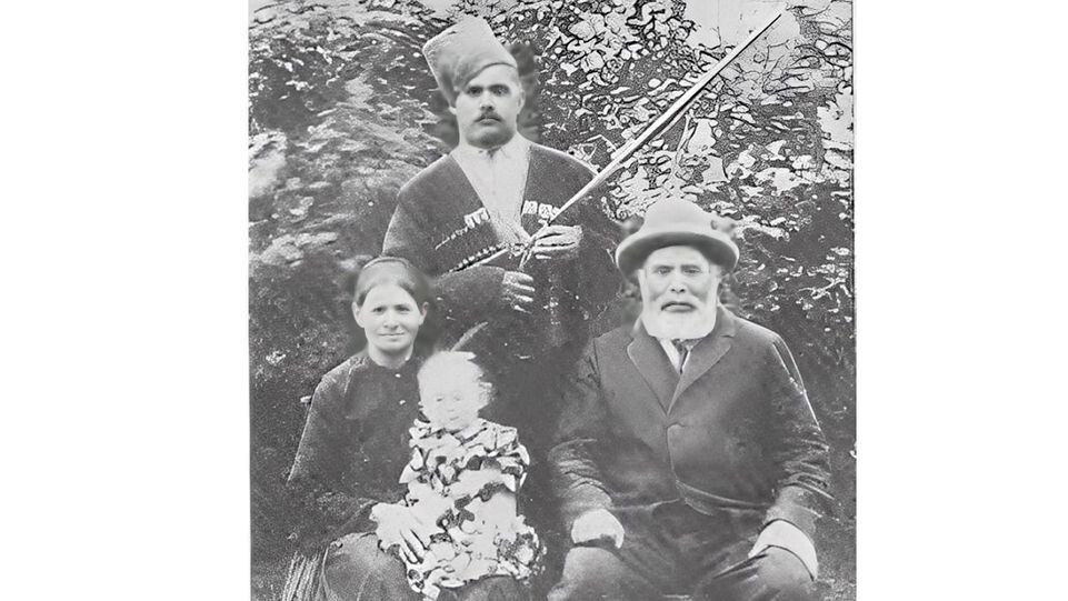    Иван Поддубный с родителями и младшим братом / Публичное достояние