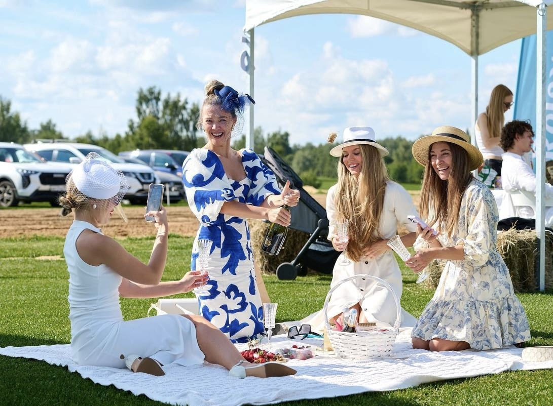 Пикник с подружками на конном поло