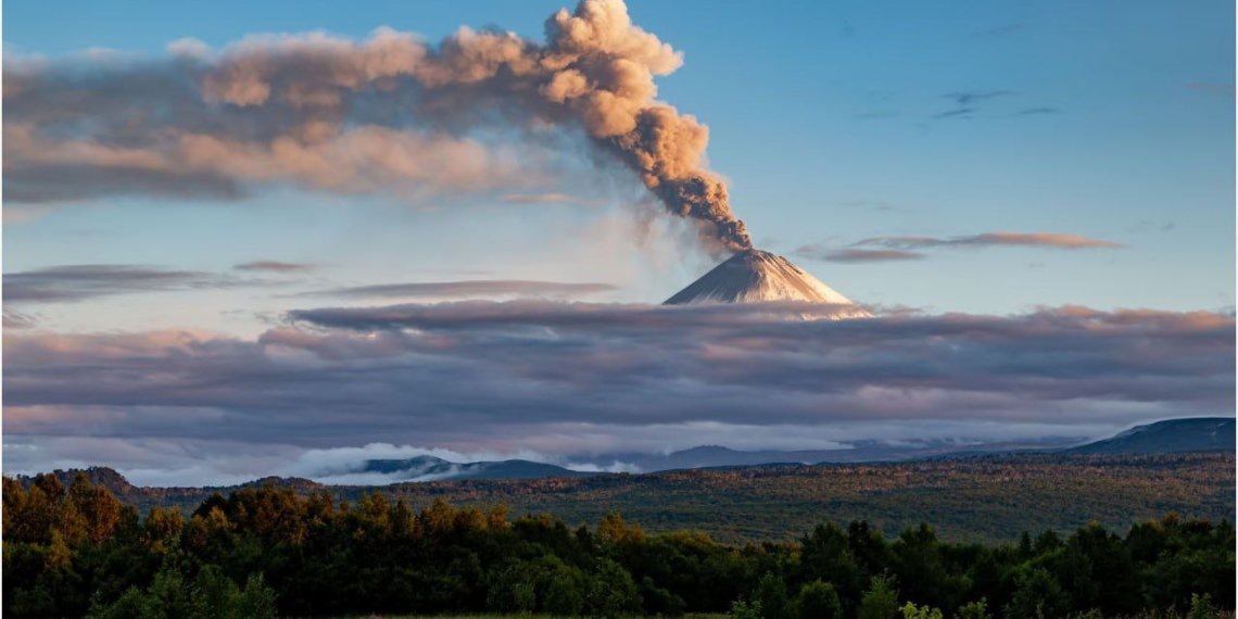 Столб пепла и дыма.  фото: картинки яндекс.