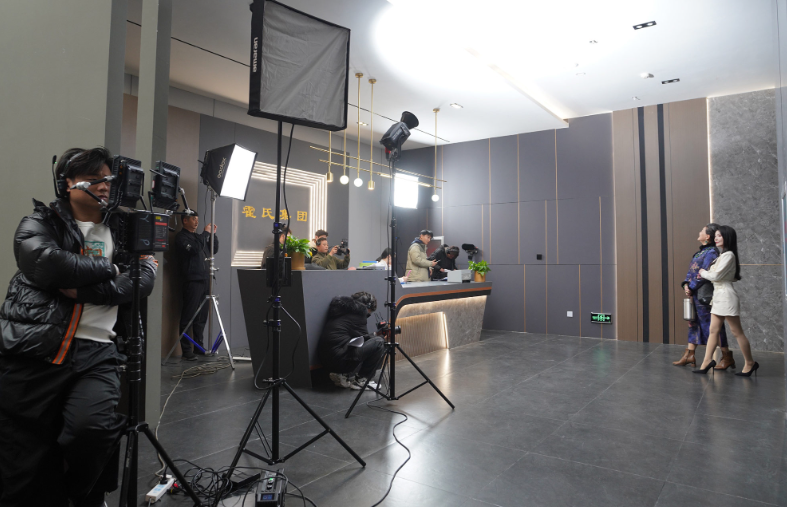 Съемка короткой дорамы, узнаете типичный дорамный наряд для героини? Брендовые вещи для рекламы...