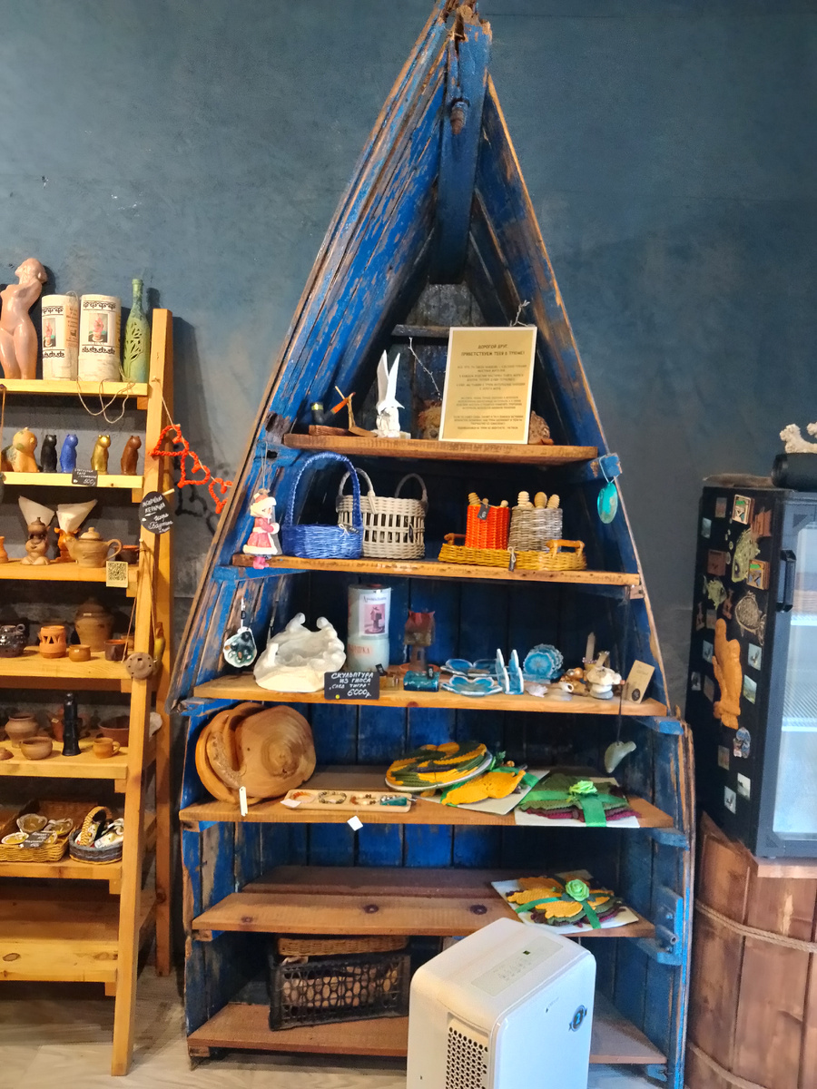 Остов лодки. Здесь почти у всех есть лодки. 