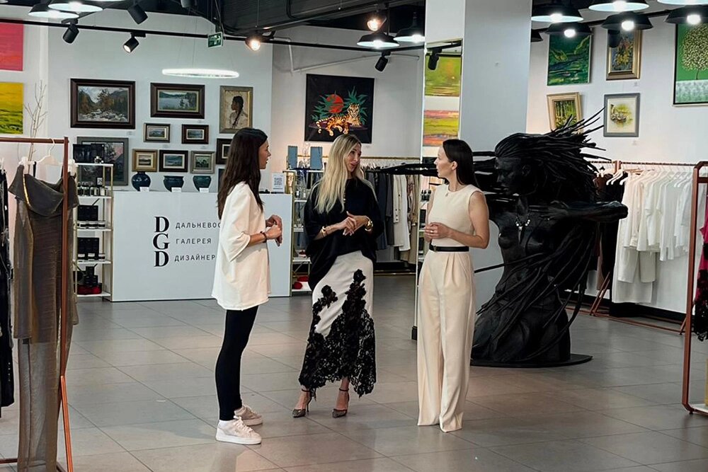    Дальневосточная галерея дизайнеров. Фото: АиФ/ Виталина Абехтикова