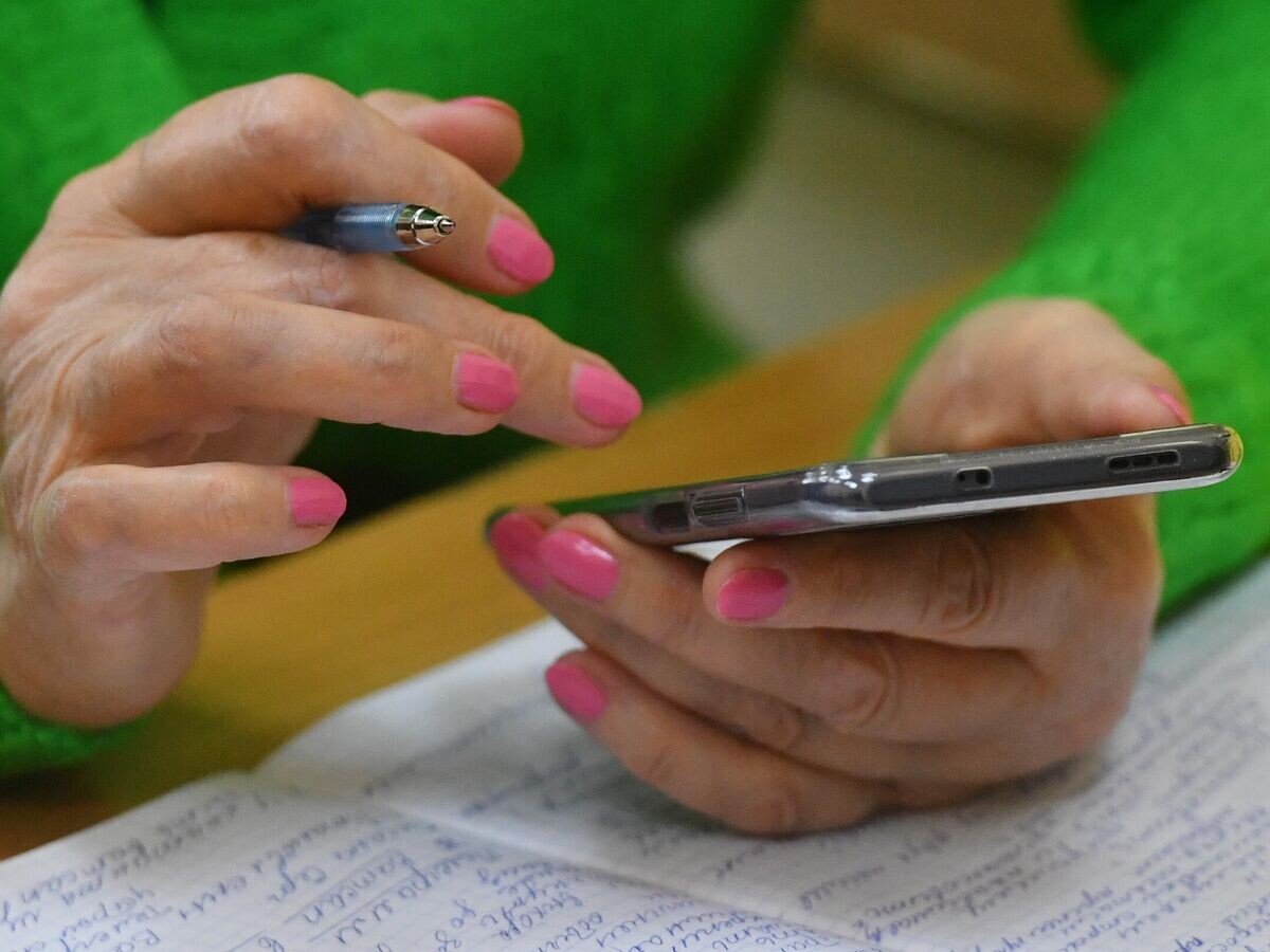    Женщина старшего возраста во время занятий по освоению информационных технологий© РИА Новости / Михаил Воскресенский