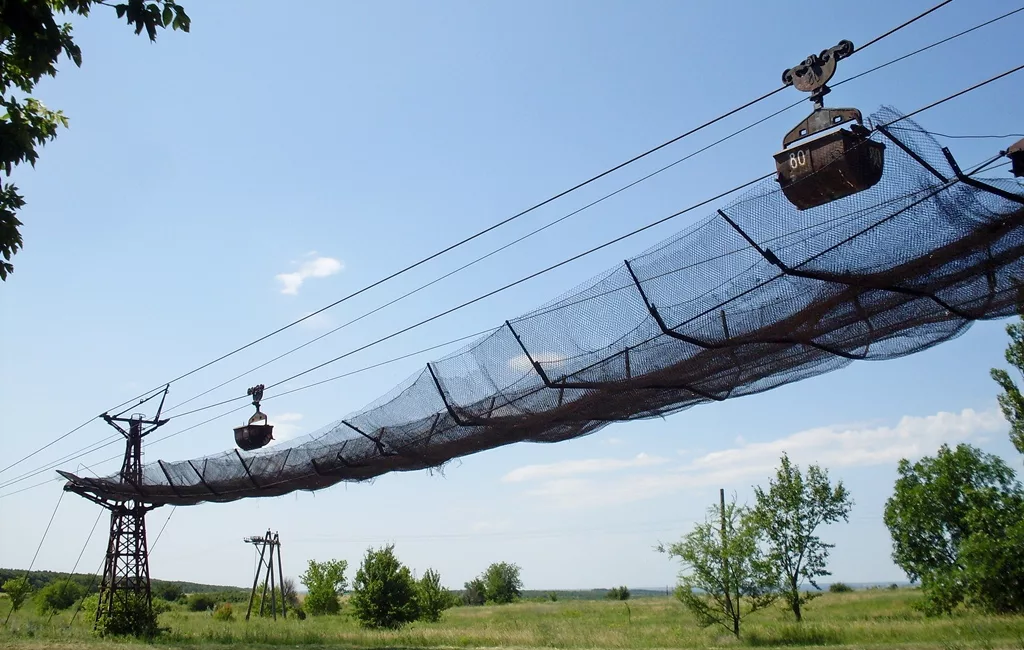 В одну сторону шли вагонетки с мелом, в другую пустые.