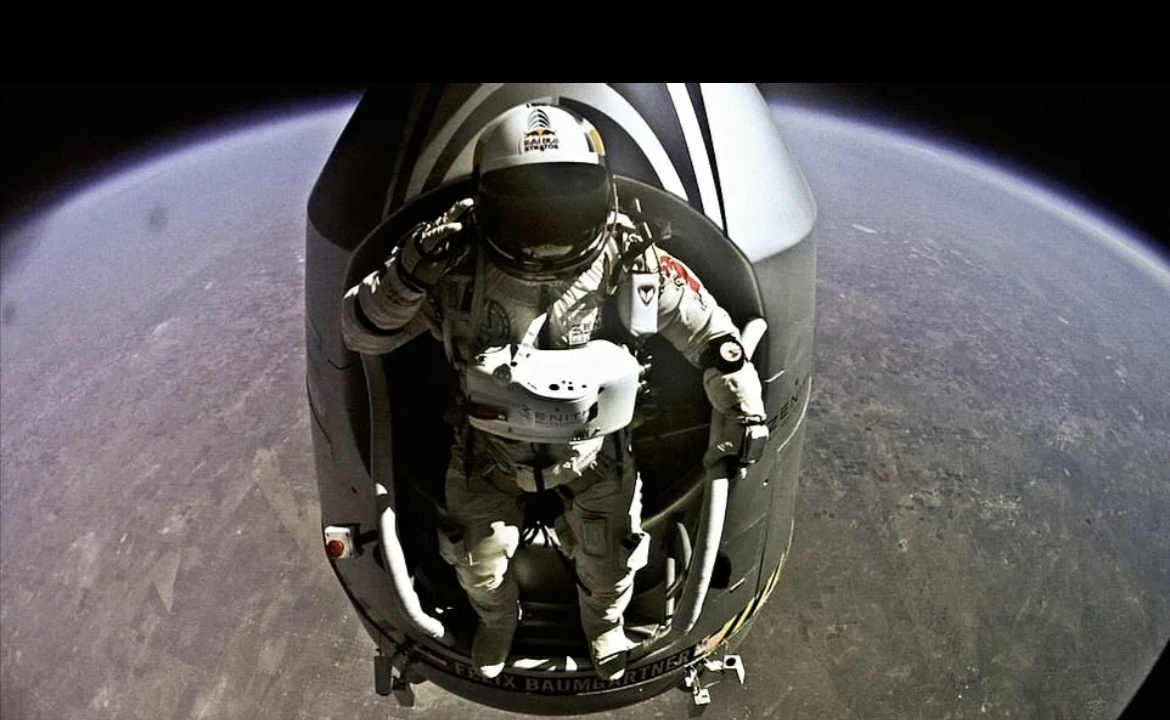 Баумгартнера в скафандре на краю капсулы: «Один шаг до космоса. Жутко, правда? Фото взято из общедоступных источников.