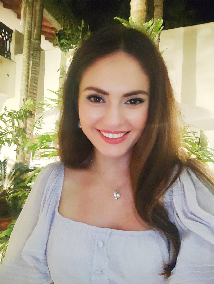 В ресторане всегда с улыбкой. К общению открыта. Доброжелательности через край!