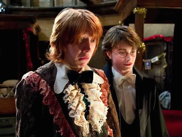 Похоже же, да?) думаю, дети сейчас с такими же лицами ходили бы, как и Рон на балу