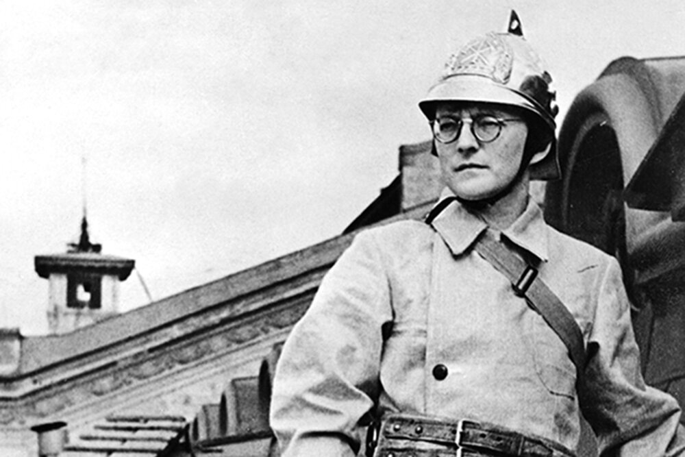 Дмитрий Шостакович на крыше Ленинградской филармонии, 1941 год