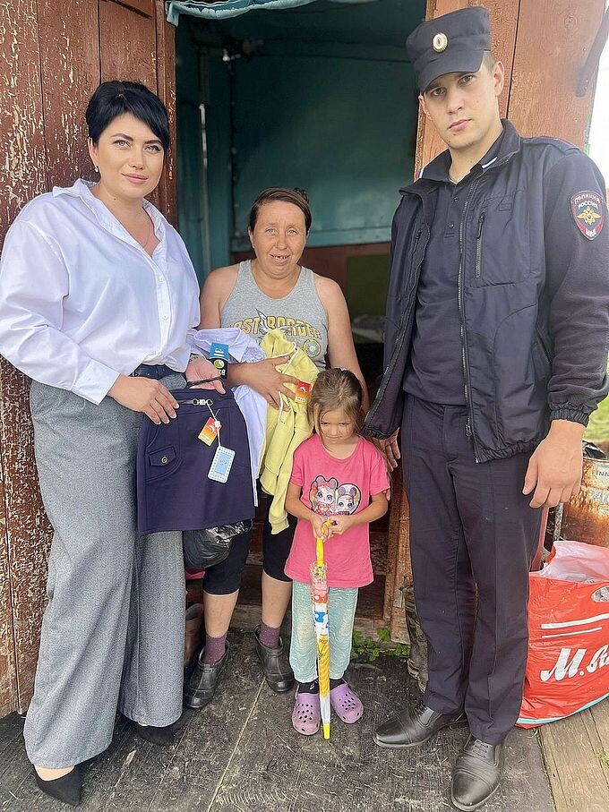 Кузянина Анастасия Александровна и сотрудник полиции вручили вещи нуждающейся семье