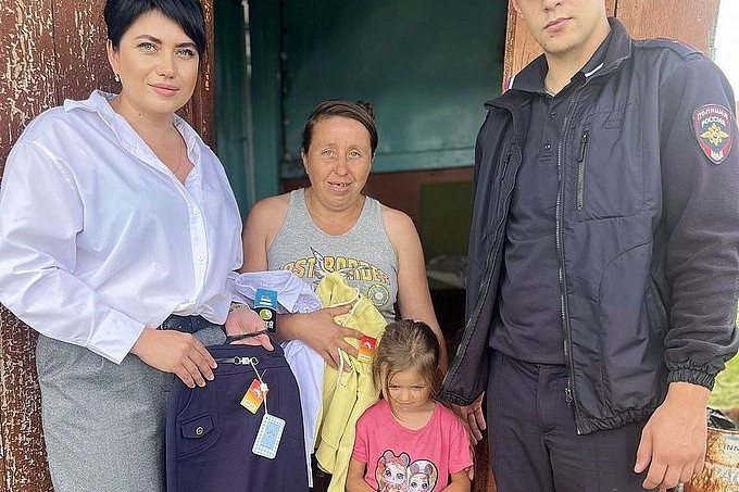 Кузянина Анастасия Александровна и сотрудник полиции вручили вещи нуждающейся семье