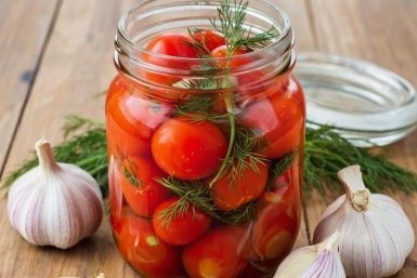 Лето в банке: быстрые малосольные помидорчики с чесноком и укропом — готовы за сутки  📷
