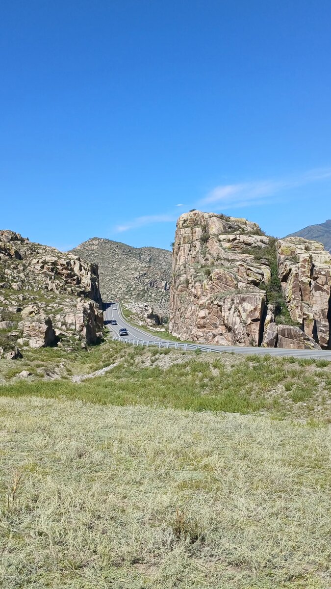 Тут взорвали гору, чтоб сделать дорогу