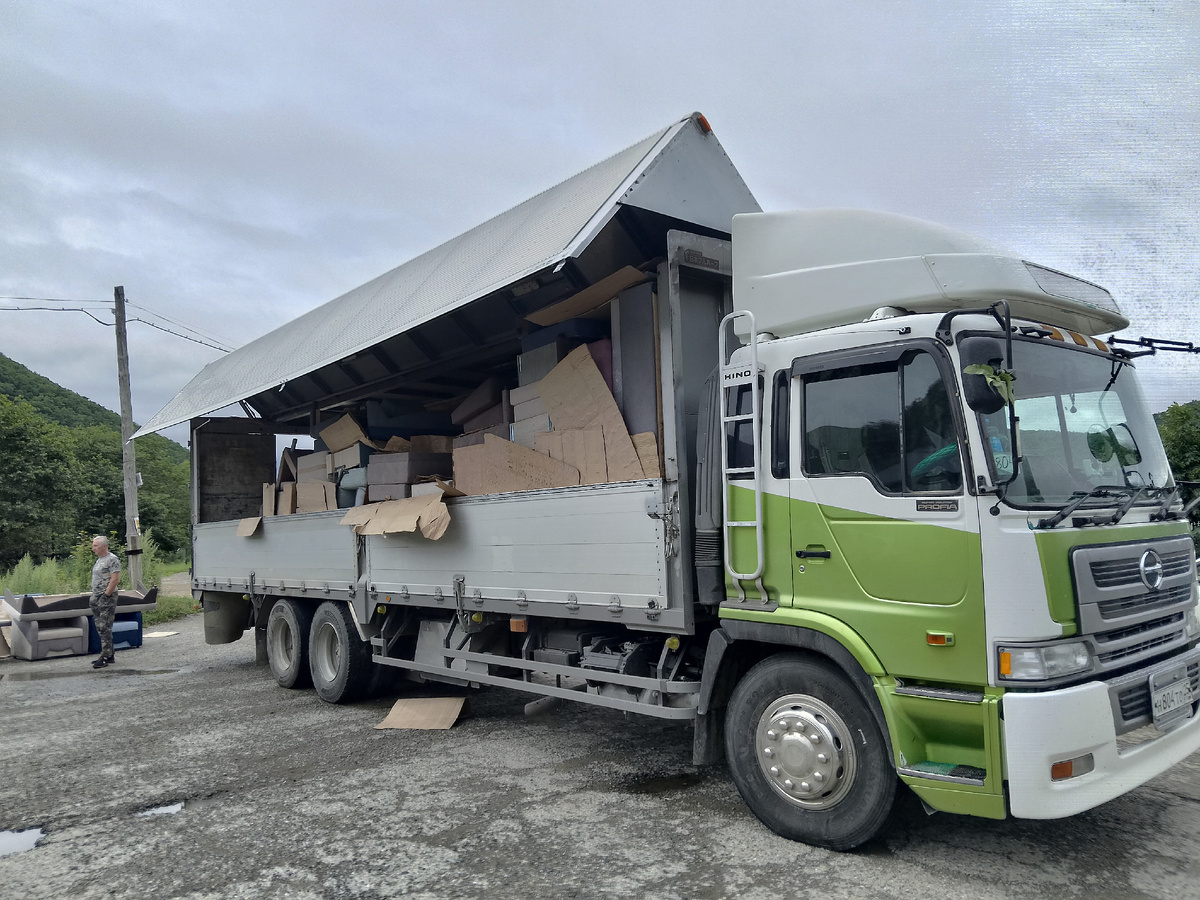 Разгрузка мебели в Темнее в дождь