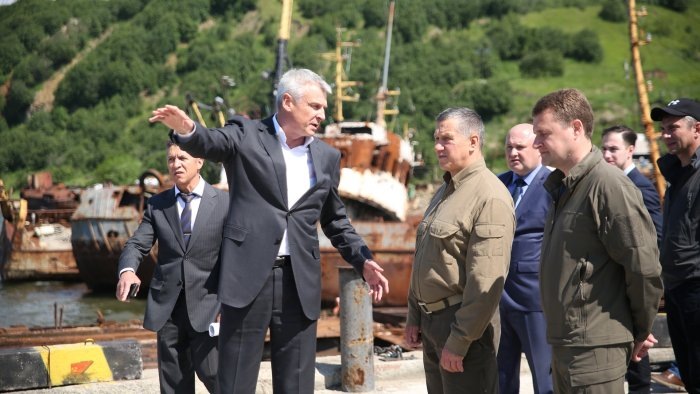 © Правительство Магаданской области / 49gov.ru (Губернатор Магаданской области С. Носов, полпред президента РФ в ДФО Ю. Трутнев и министр РФ по развитию Дальнего Востока и Арктики Алексея Чекункова в Магаданском рыбном порту, 2021 г.)