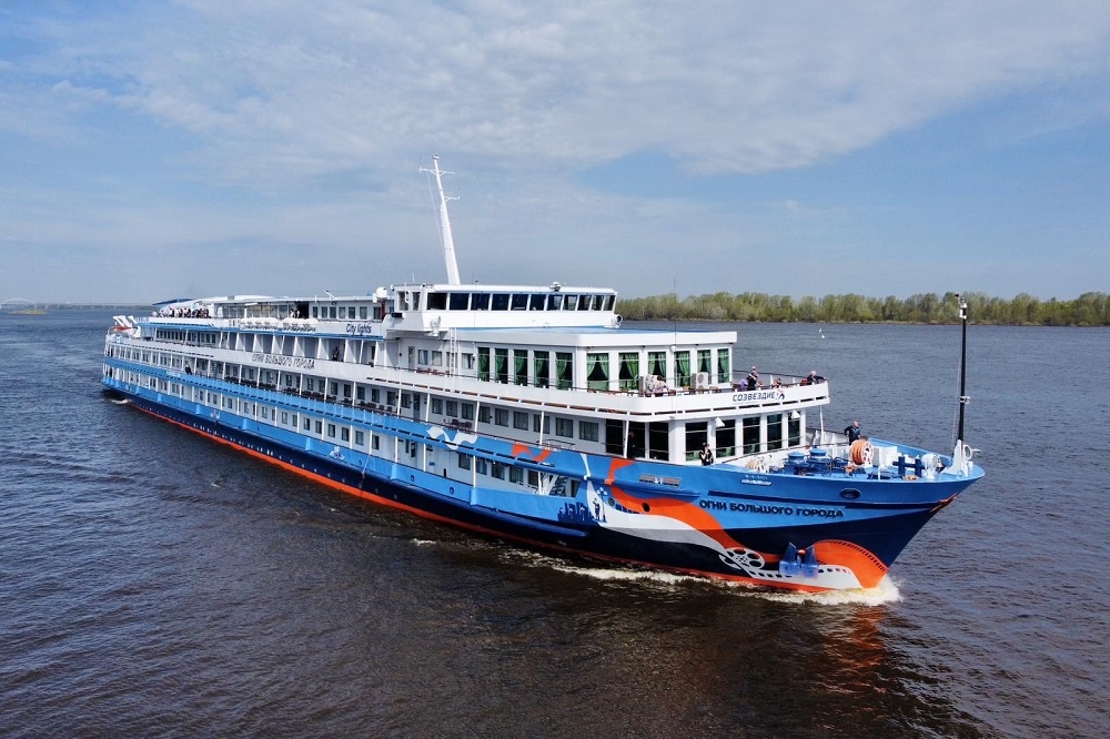 "Огни большого города" - теплоход-пансионат с балконами, отправляется вечером с причала №14.