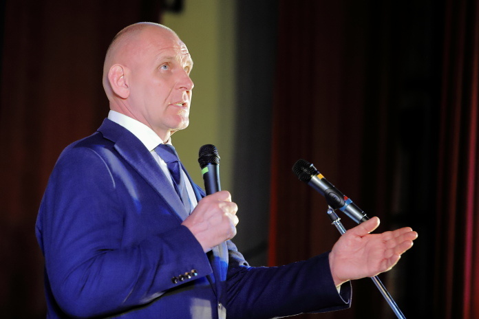    Александр Карелин поздравил с Днем строителя на сцене Новосибирского государственного архитектурно-строительного университета. Фото Михаила Перикова.