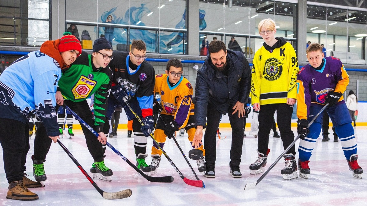    Торжественное вбрасывание шайбы на Церемонии открытия на первом Московском Турнире слабовидящих и незрячих детей «Вызов Арктики». (капитаны команд из разных регионов страны).. Фото из архива проекта