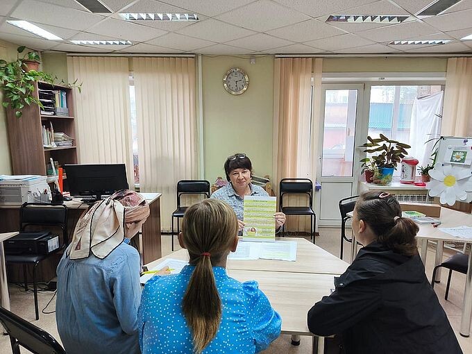 Некрасова Татьяна Николаевна беседует с тремя молодыми мамами