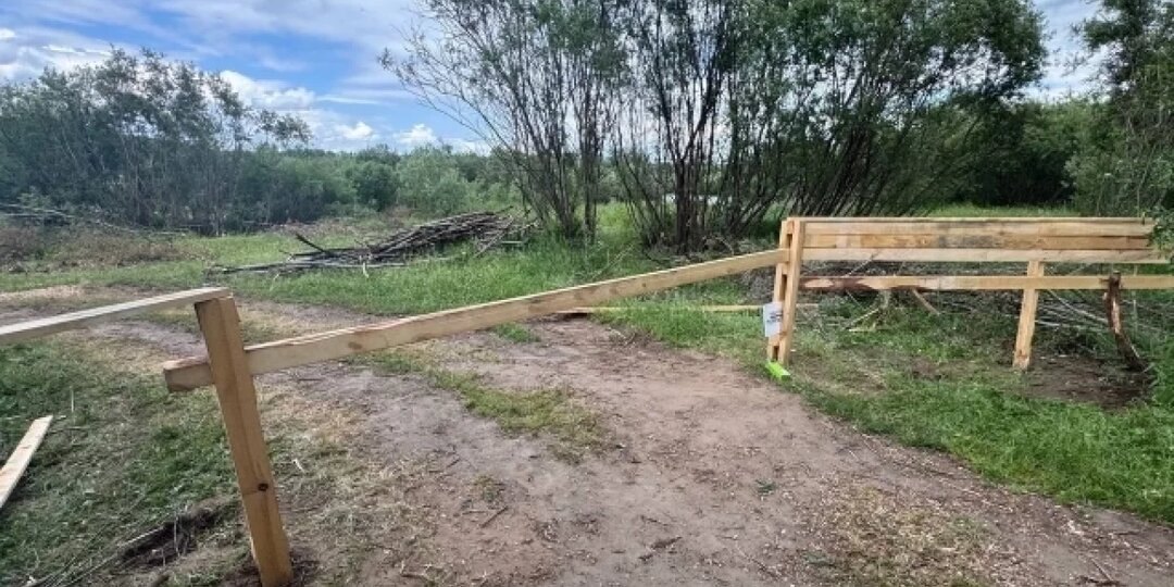 «Ты раскошеливайся!» Бизнесмен требовал с туристов деньги за проезд к речке