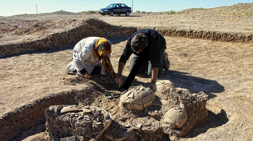    Открытие загадочной гробницы молодой элиты из Ирана возрастом 3000 лет с золотыми украшениями и уникальным косметическим ящиком с изображением скорпиона