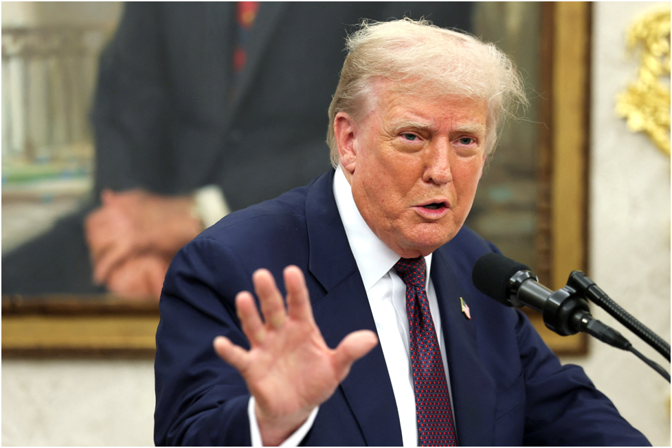 Президент США Дональд Трамп выступает вместе с генеральным директором Apple Тимом Куком (на фото не изображён) с заявлением об инвестициях Apple в размере 100 миллиардов долларов в производство в США. Овальный кабинет Белого дома, Вашингтон, округ Колумбия, США, 6 августа 2025 года. REUTERS/Jonathan Ernst