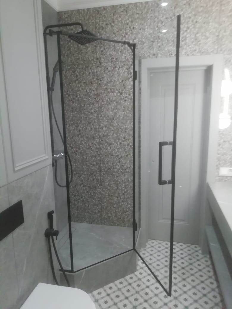 На этом маленьком санузле мы учли все габориты помещения. Дверь душевой легко открывается, не задевая раковину. 