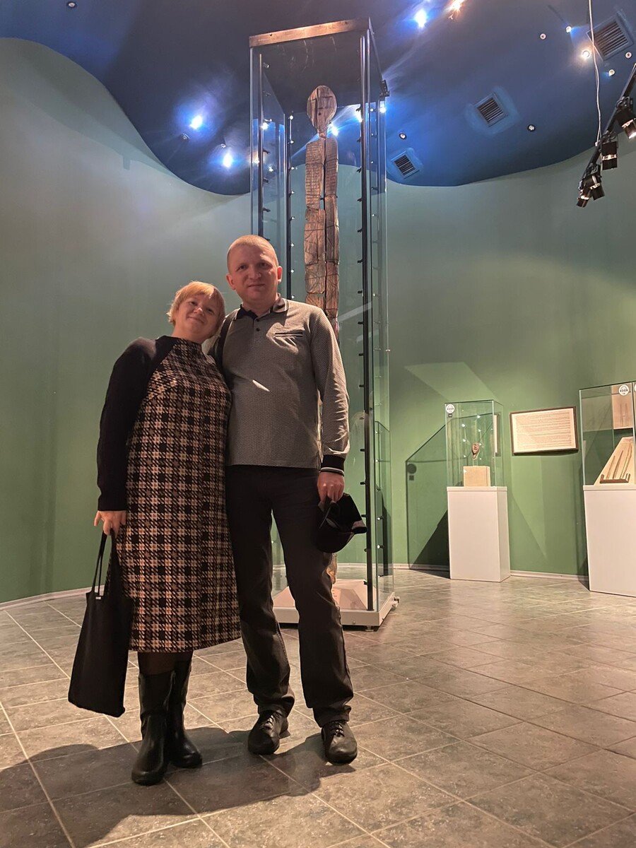 На фоне Шигирского идола в музее. 