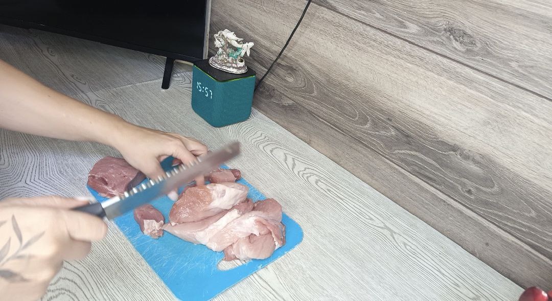 Раморозила мясо свинины и хорошо промыла его под проточной водой. Дальше нарезала на небольшие кусочки, чтобы облегчить работу блендеру. В мясе есть прослойки сала. Их лучше не удалять, чтобы в итоге конечный продукт получился более сочным.