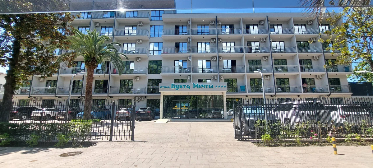 Бухта Мечты 4* (Абхазия, Гагра): Отель прямо на берегу, оформлен в современном стиле, питание "все включено", анимация для взрослых и детей