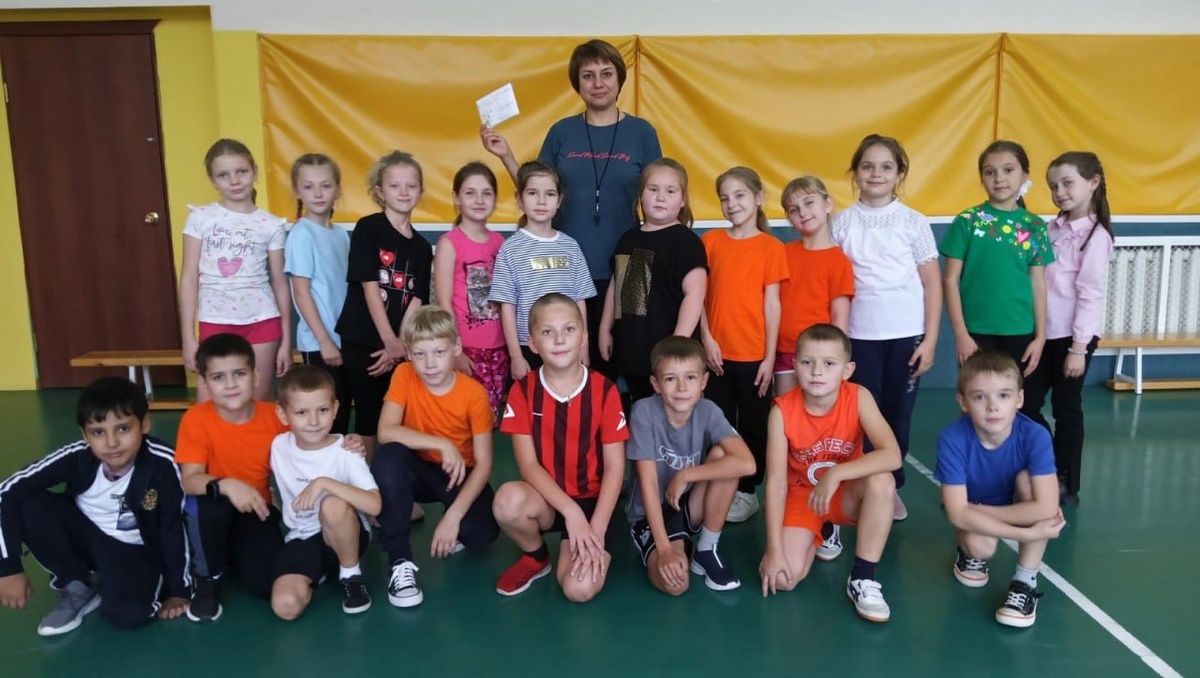 Ученики Богучанской школы № 2 и учитель физкультуры Инара Матвиенко