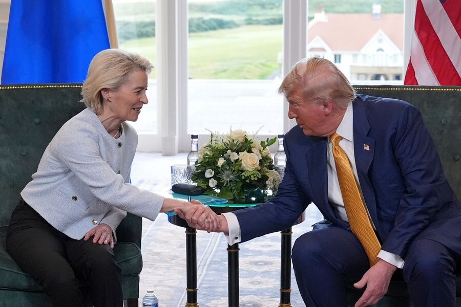    Председатель Еврокомиссии Урсула фон дер Ляйен и президент США Дональд Трамп / Источник: © Jacquelyn Martin/AP/TASS